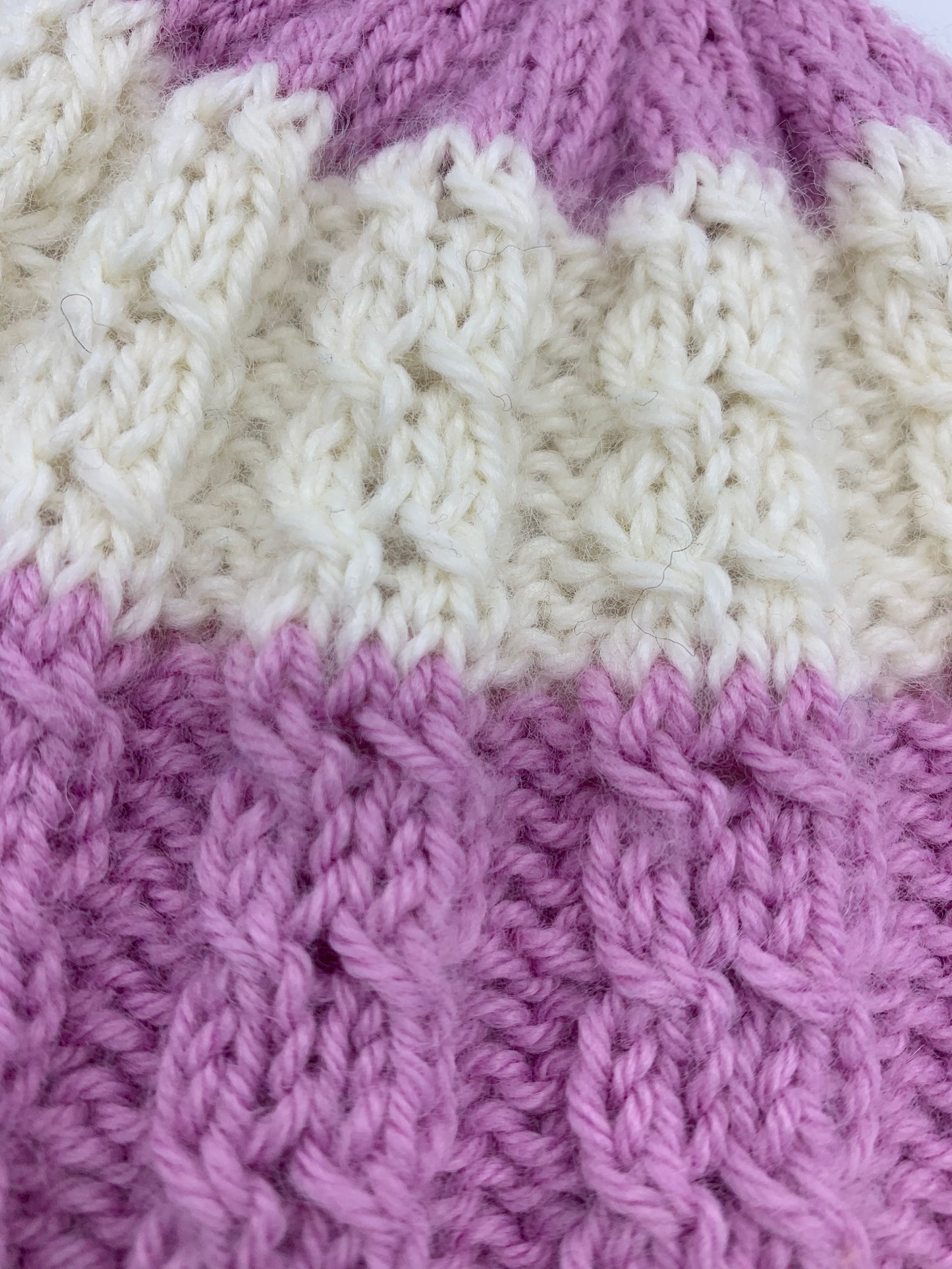 Rosa-weiße Babybommbelmütze