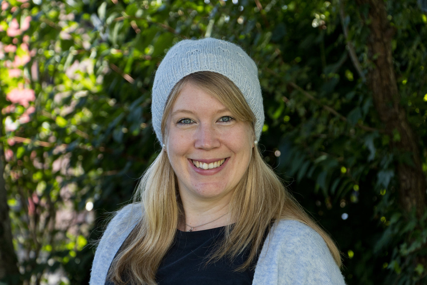 Hellblau-weiß melierte Longbeanie