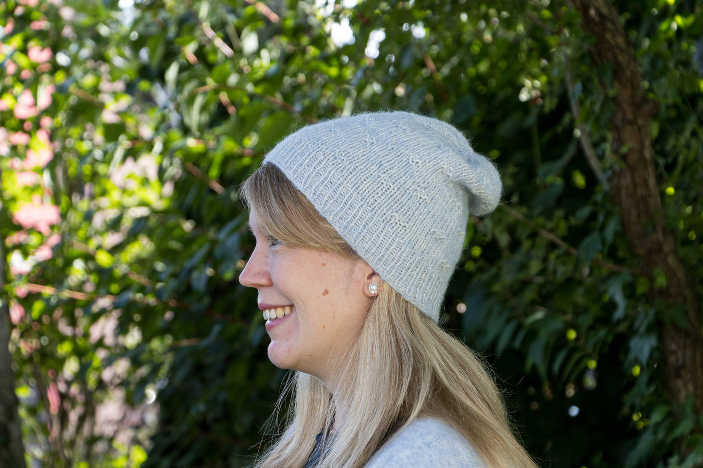 Hellblau-weiß melierte Longbeanie