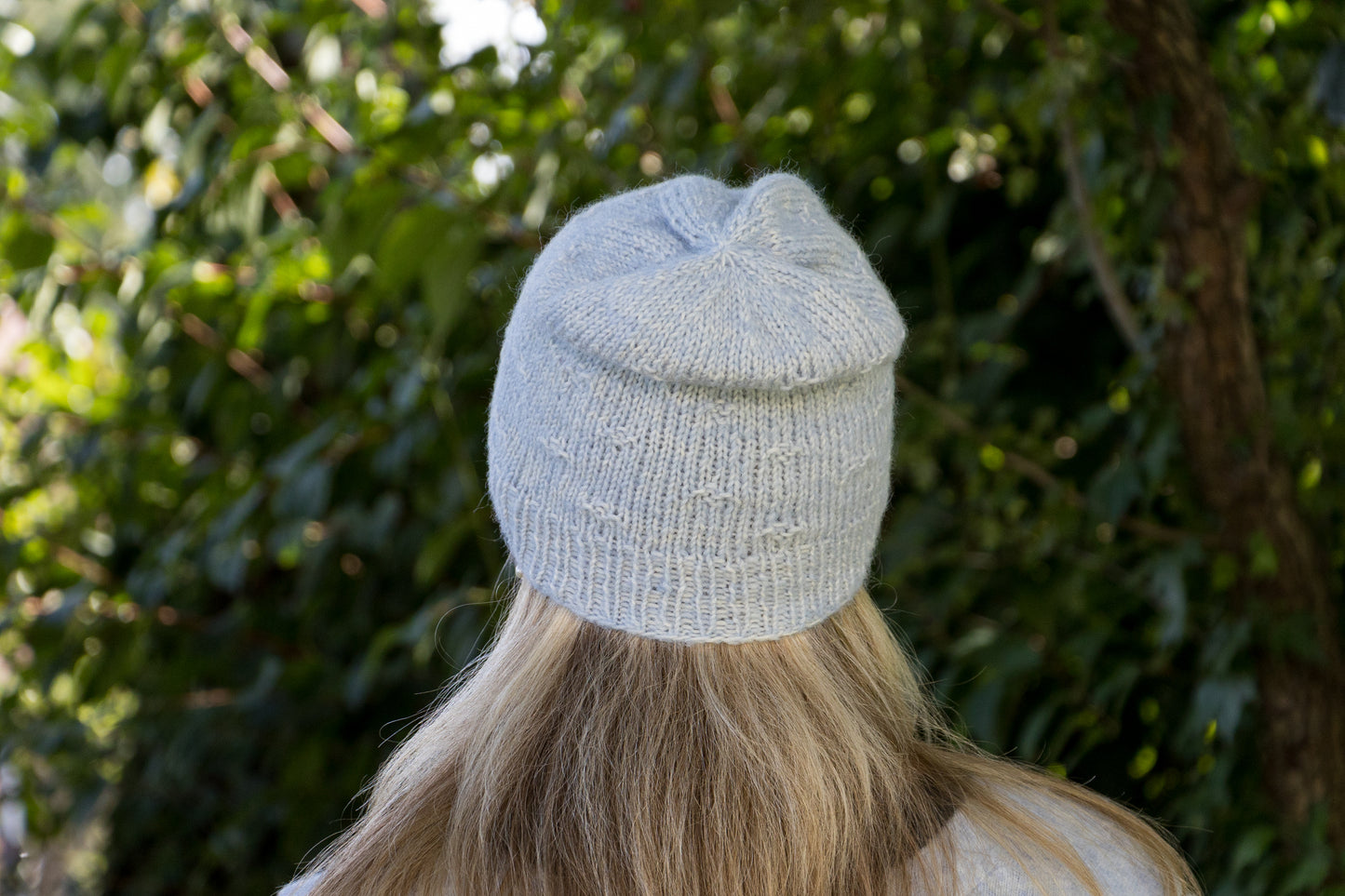 Hellblau-weiß melierte Longbeanie