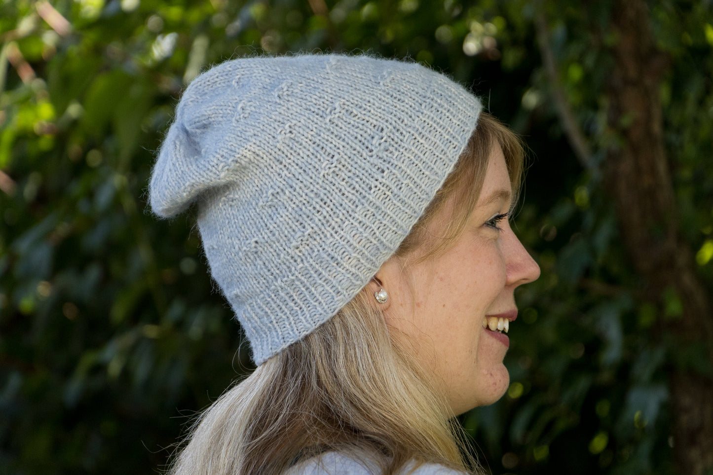 Hellblau-weiß melierte Longbeanie