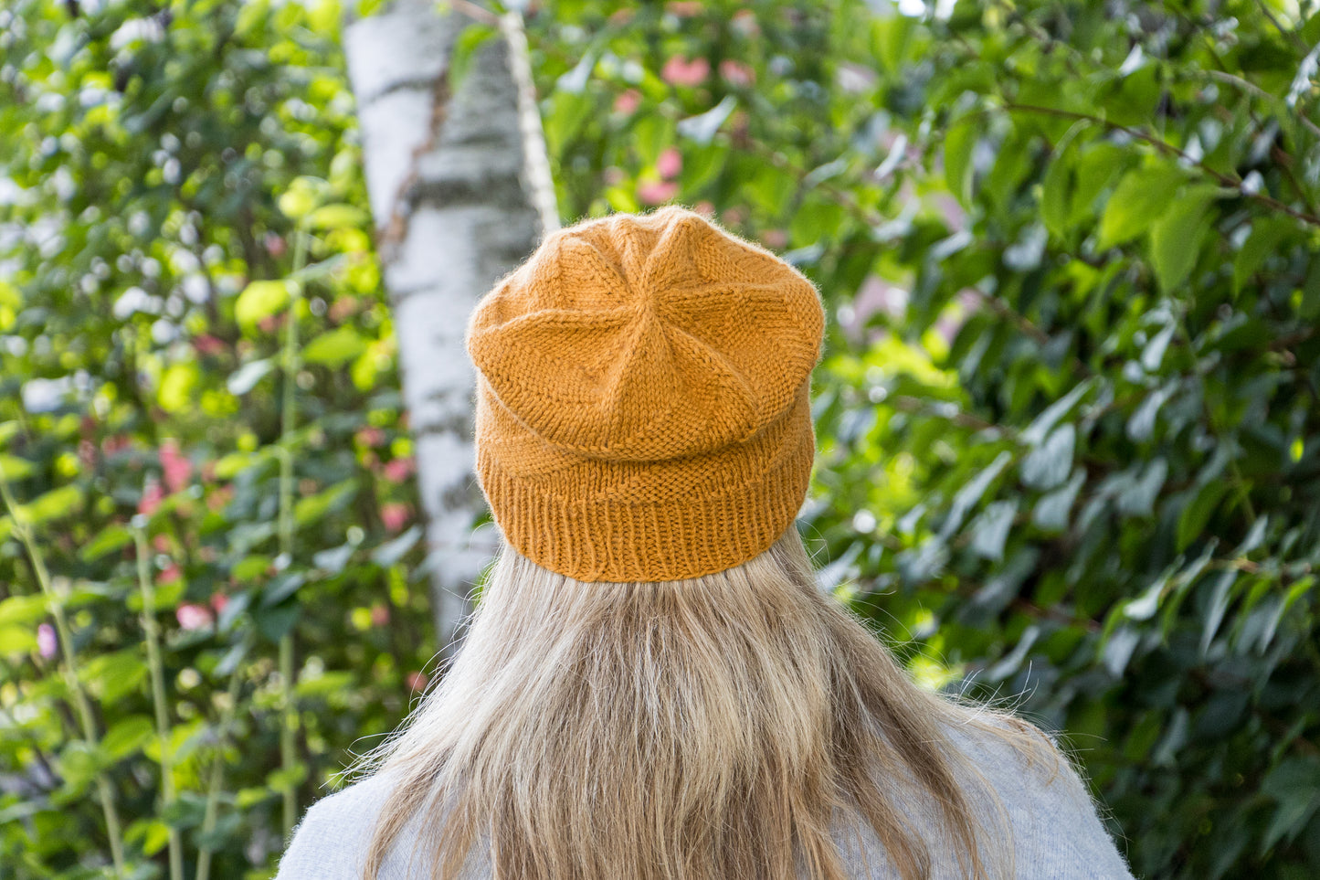 Orangefarbige Beanie