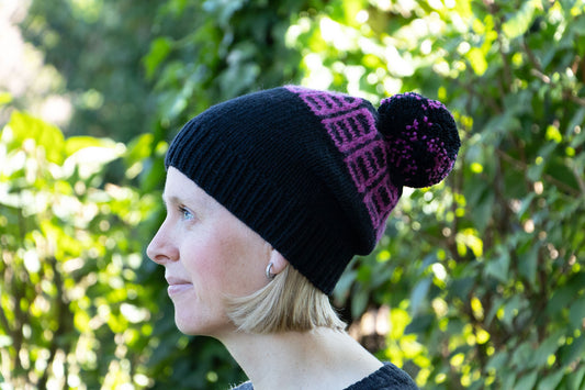 Schwarz-pinke Bommelmütze