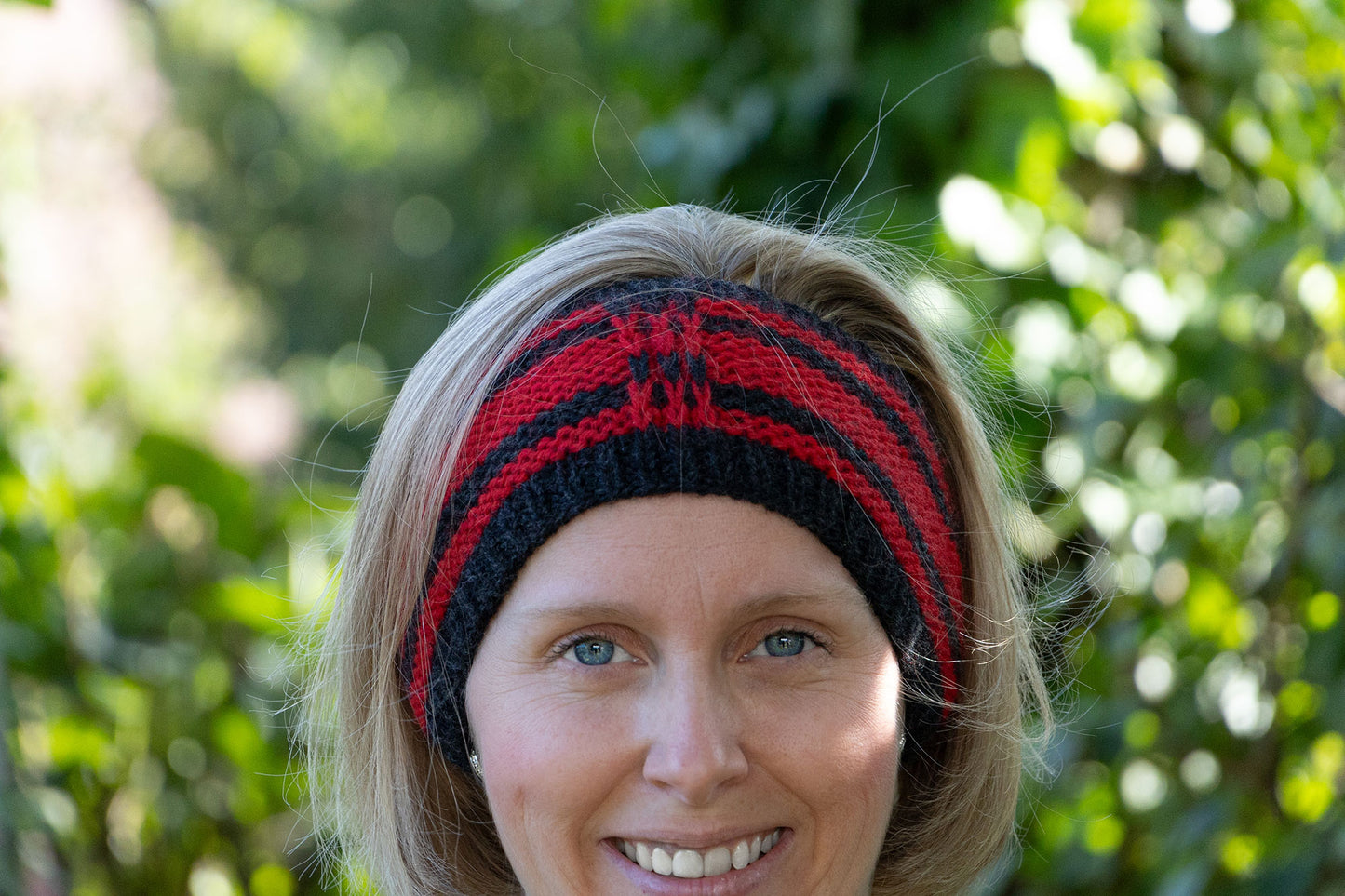 Schwarz-rotes Stirnband