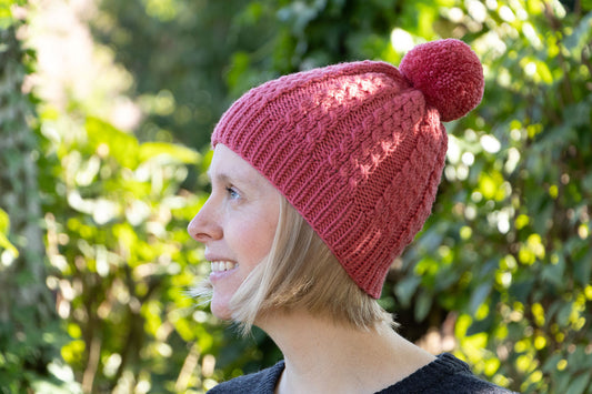 Lachsrote Bommelmütze