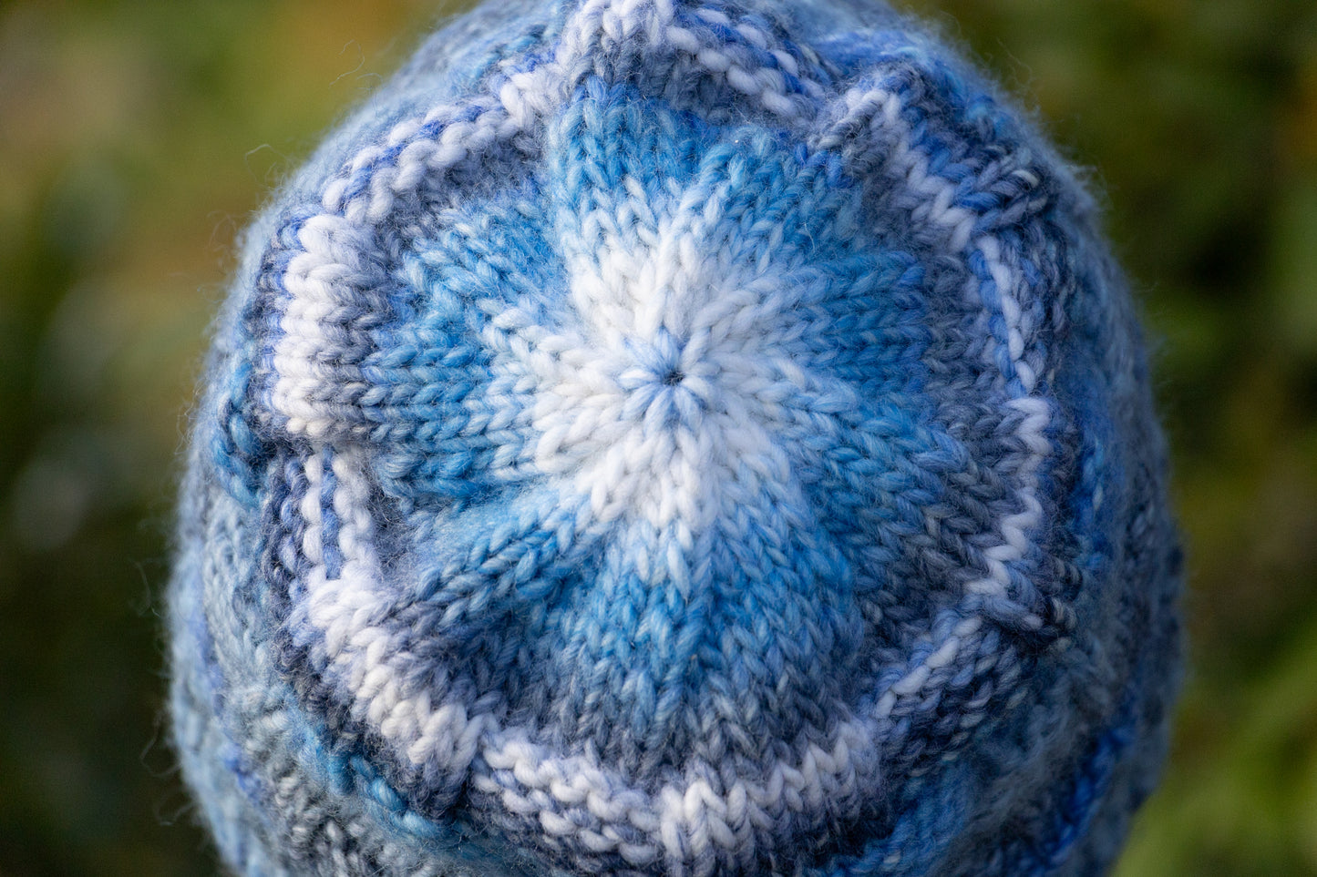 Blau-grau-weißmelierte Beanie