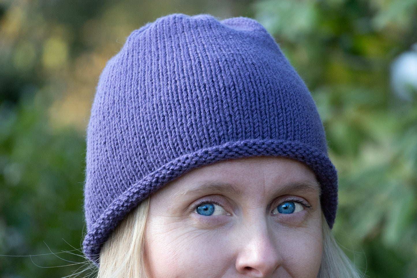 Lila Rollrandmütze