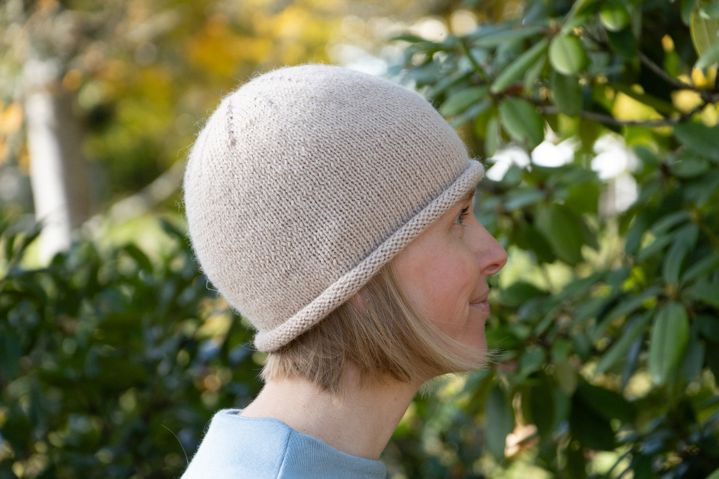 Beigefarbene Rollrandmütze