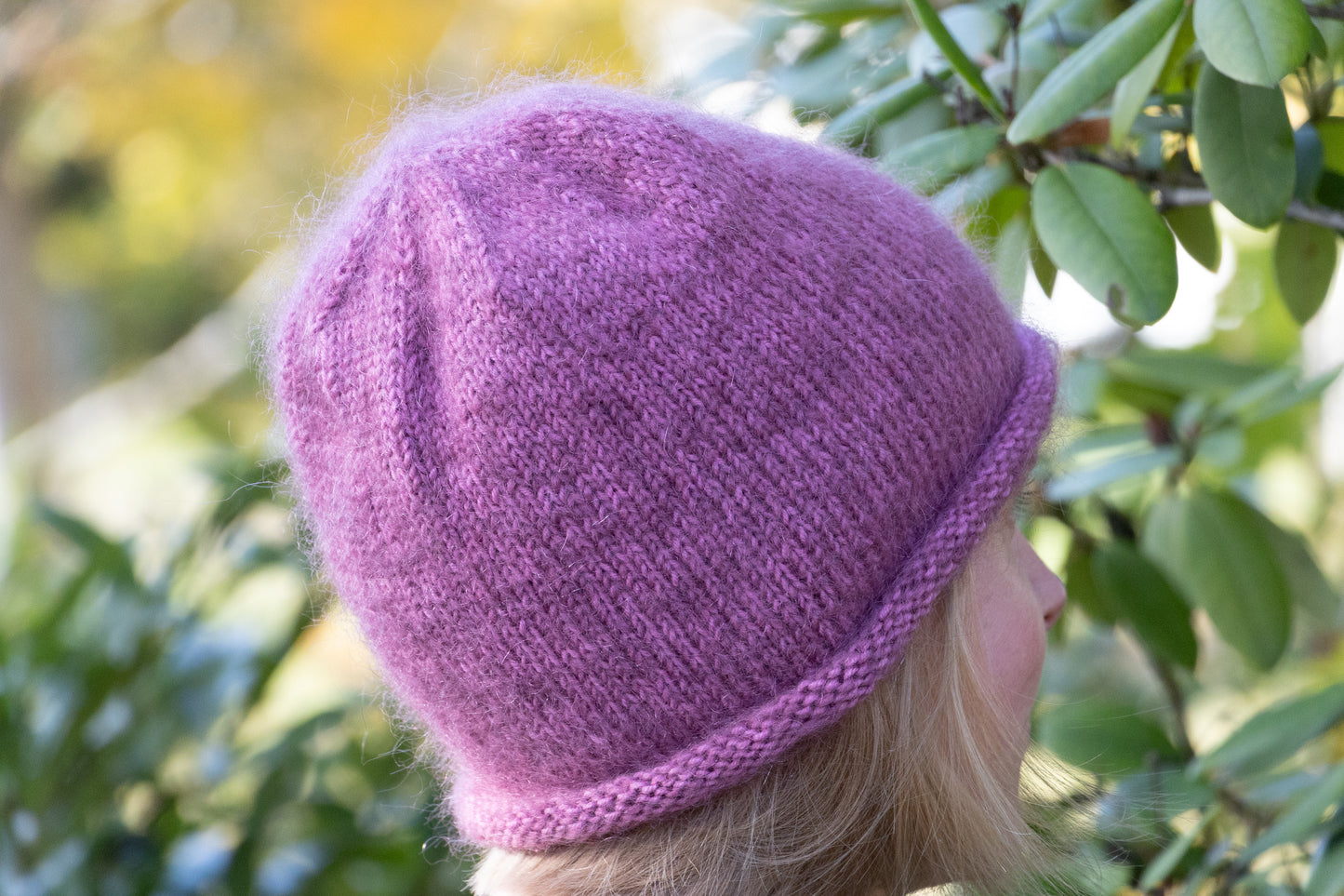 Dunkelrosa Rollrandmütze