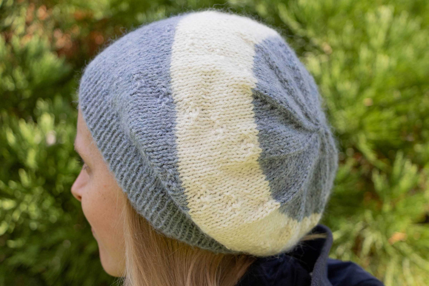 Graublau-naturweiße Beanie