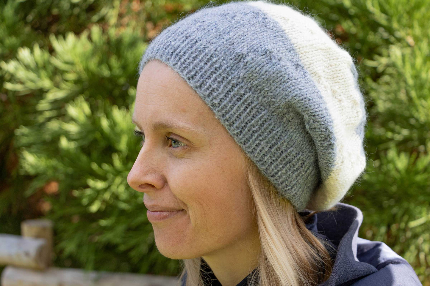 Graublau-naturweiße Beanie