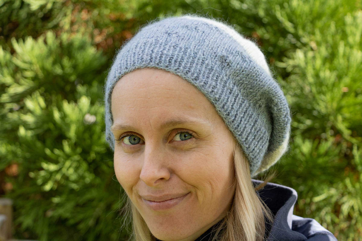 Graublau-naturweiße Beanie