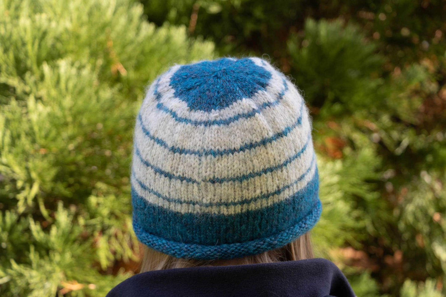 Pfauenblau-graue Rollrandmütze