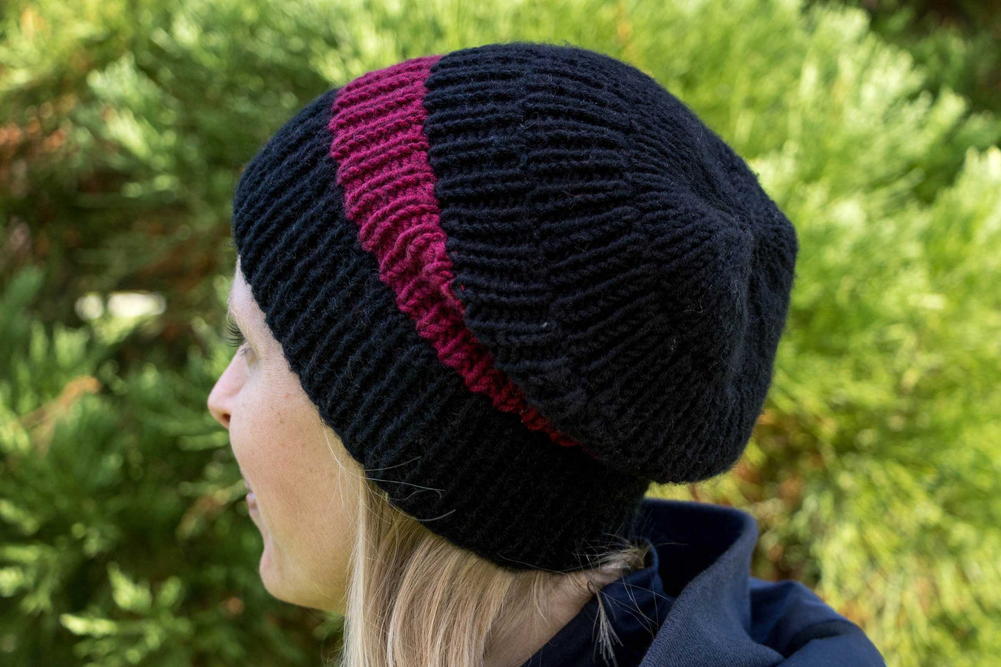 Schwarz-weinrote Beanie