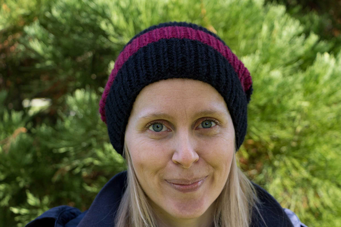 Schwarz-weinrote Beanie
