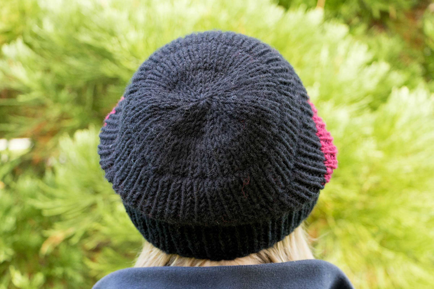 Schwarz-weinrote Beanie