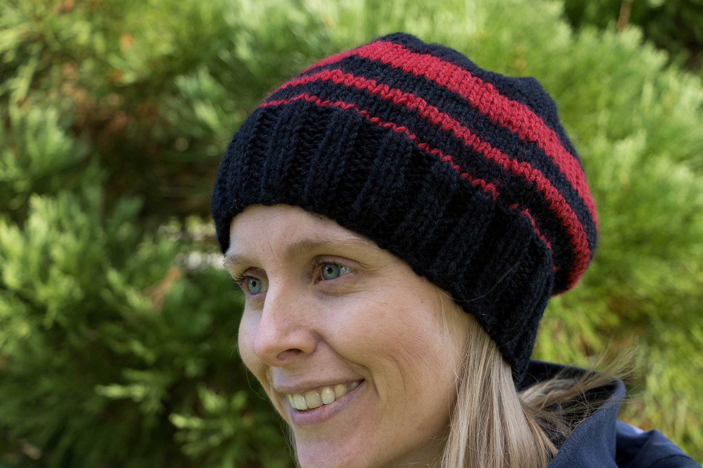 Schwarz-rote Beanie
