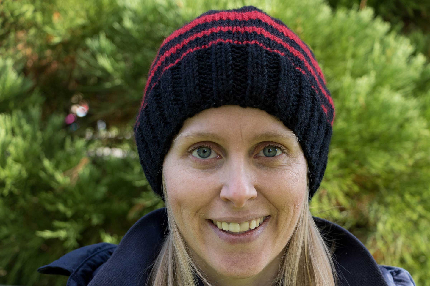 Schwarz-rote Beanie
