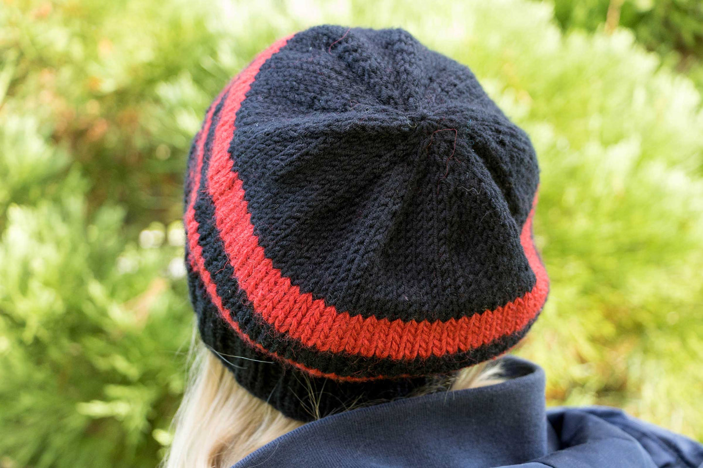 Schwarz-rote Beanie