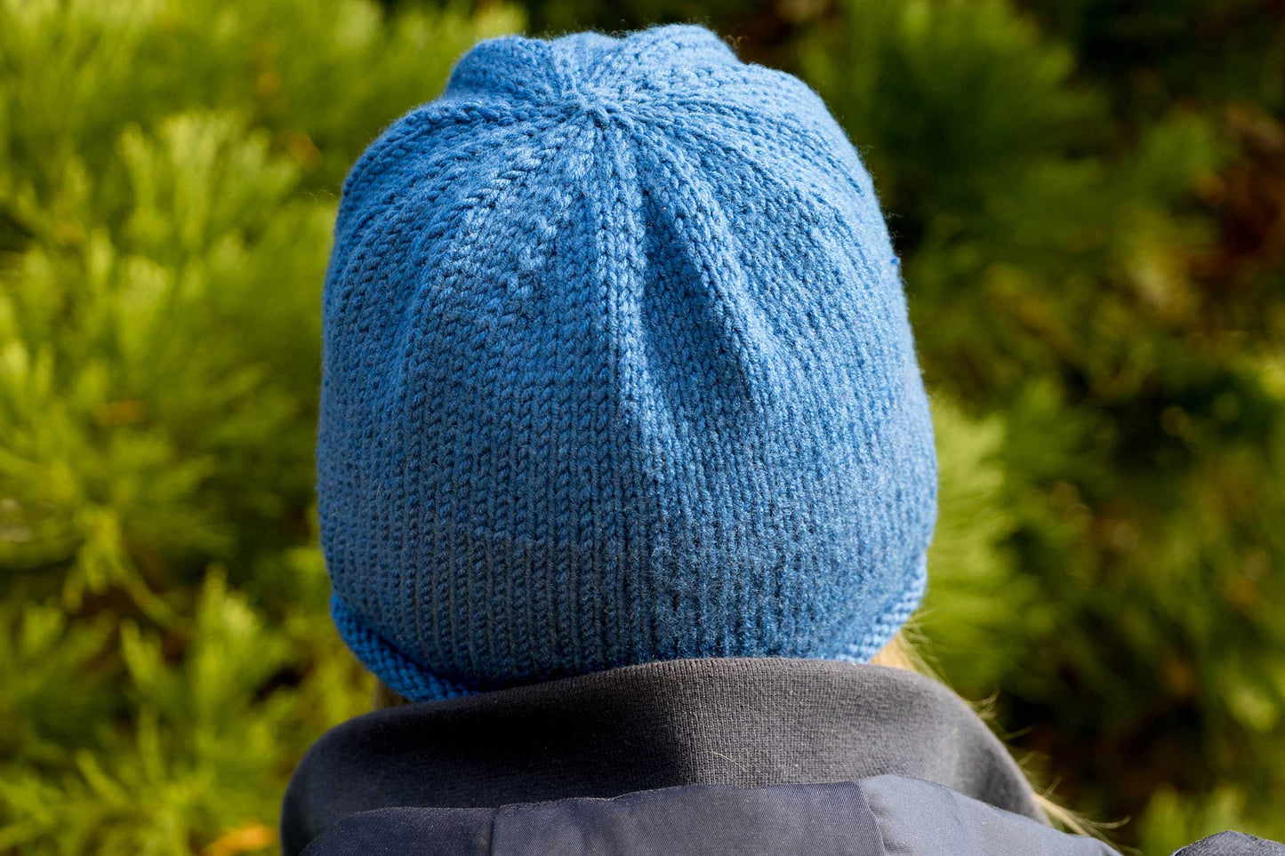 Blaue Rollrandmütze