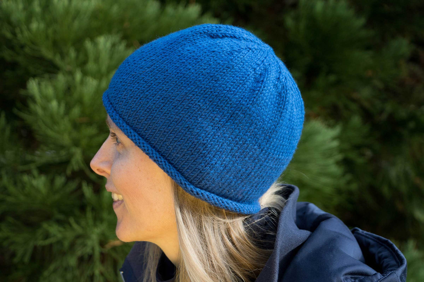 Blaue Rollrandmütze