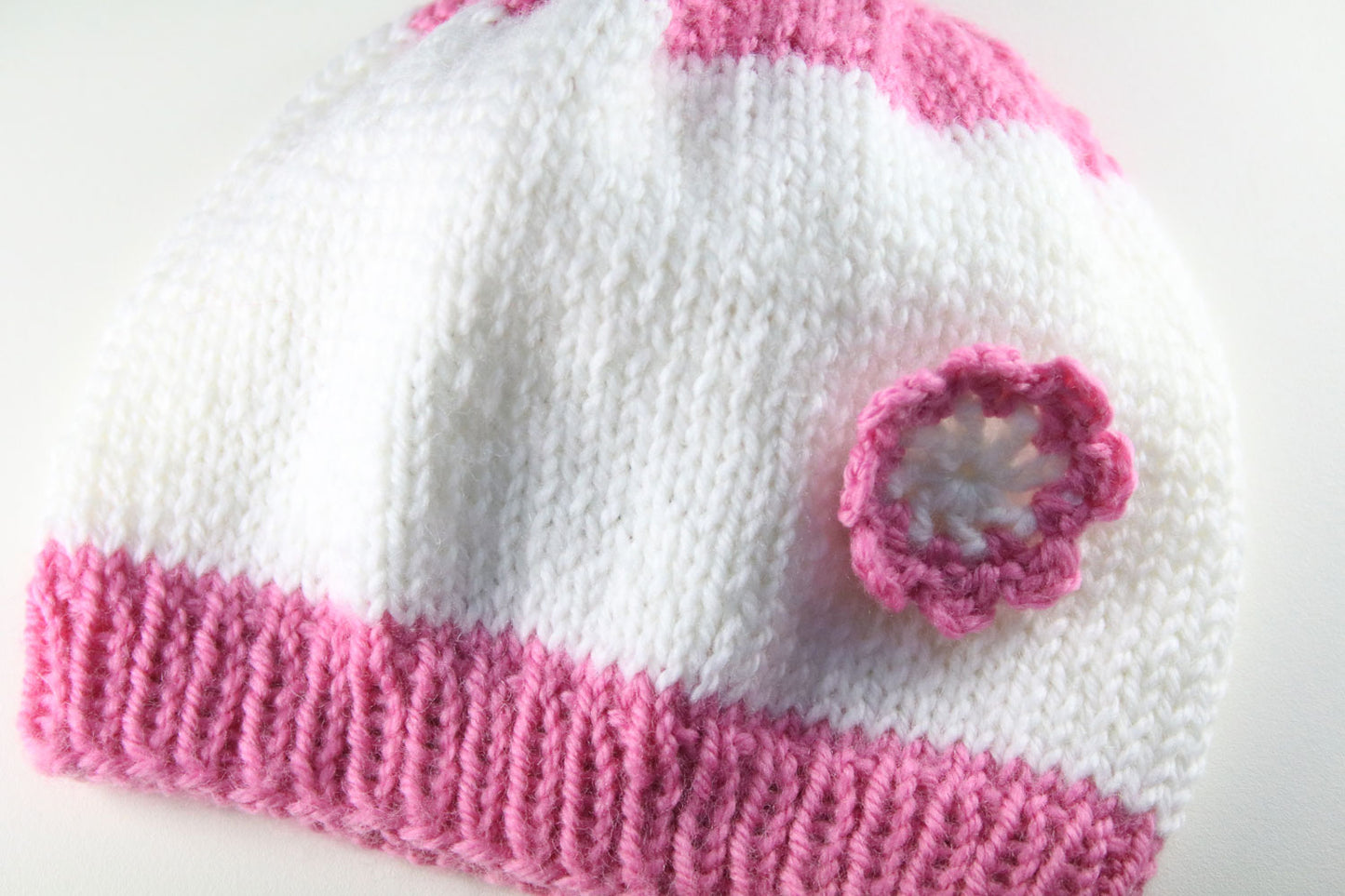 Rosa-weiße Babymütze