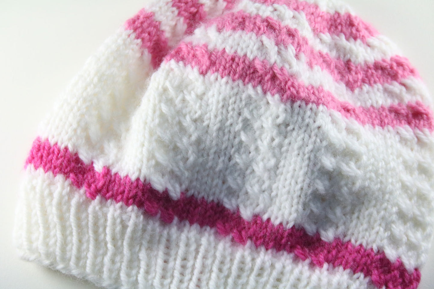 Weiß-rosa Babymütze