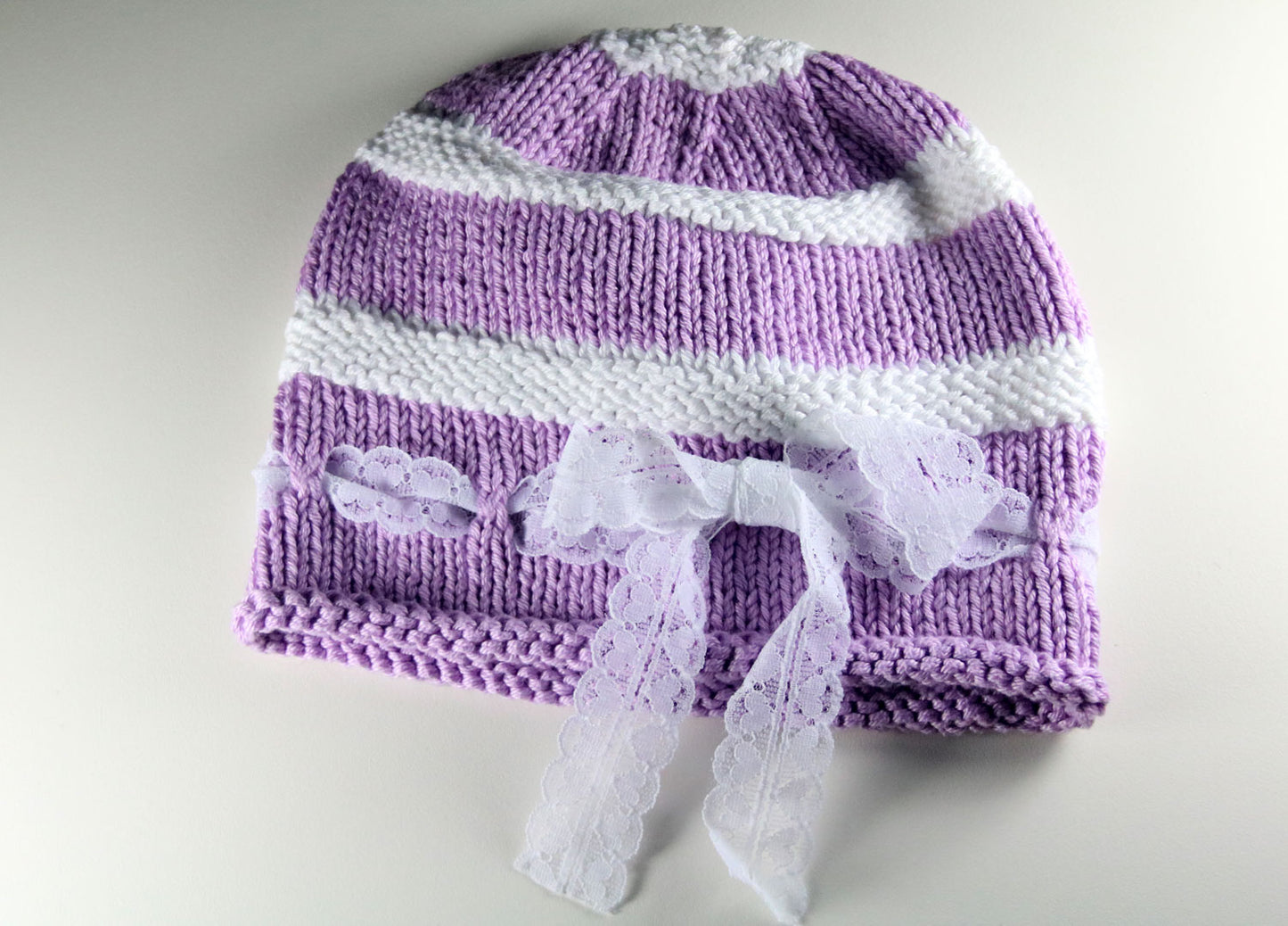 Lila-weiße Babymütze
