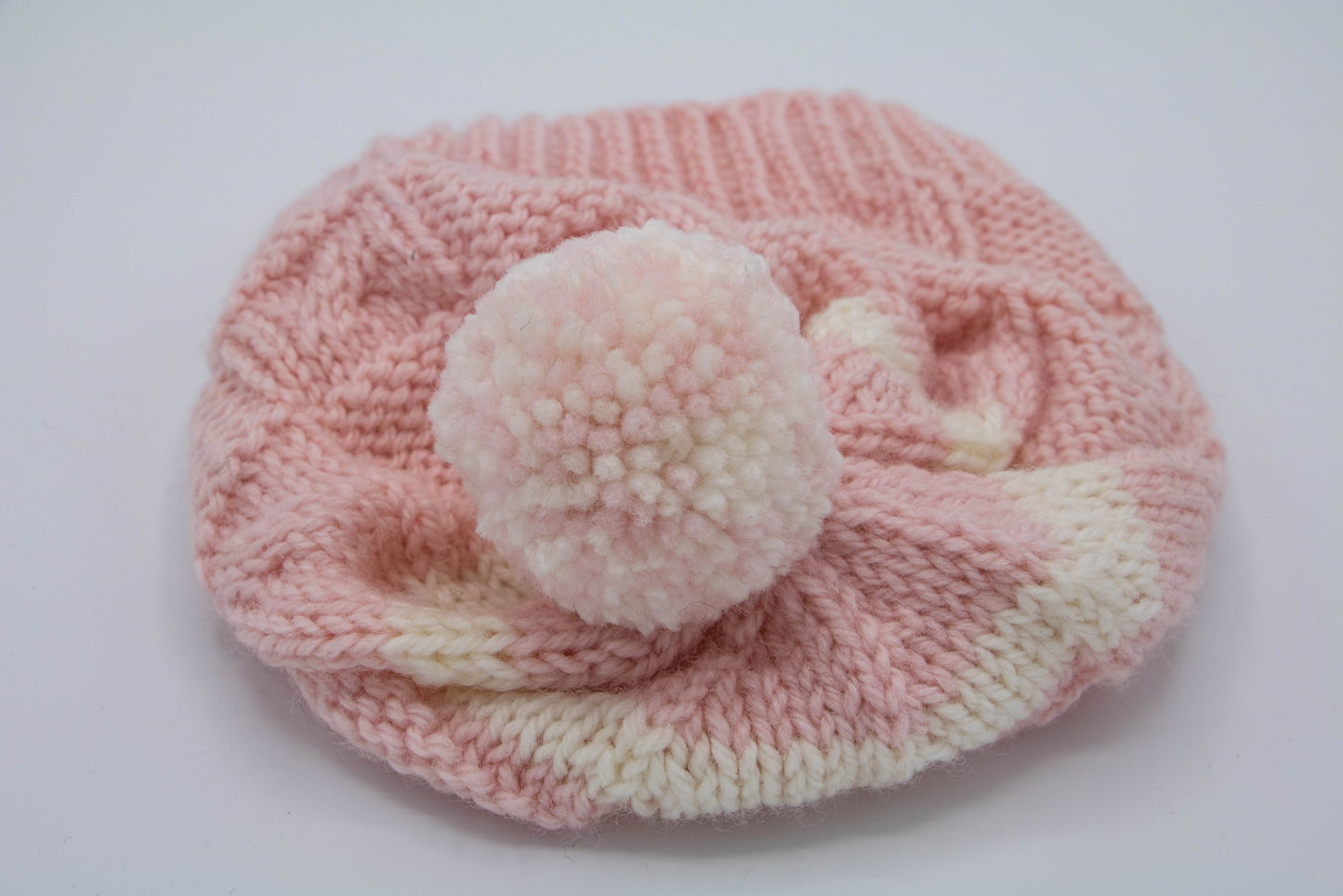Puderrosa-weiße Baby-Bommelmütze