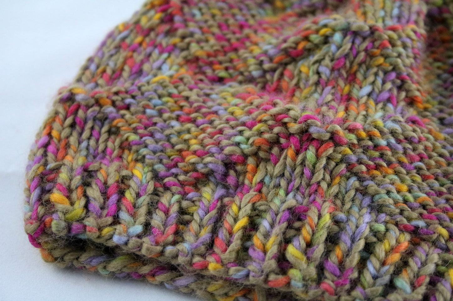 Beige-bunte Babymütze