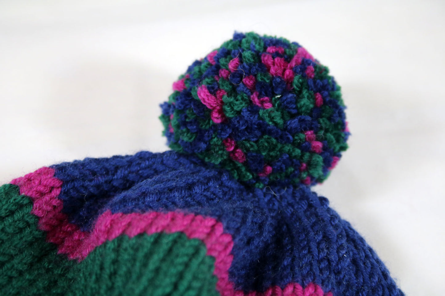 Grün-pink-blaue Kinderbommelmütze
