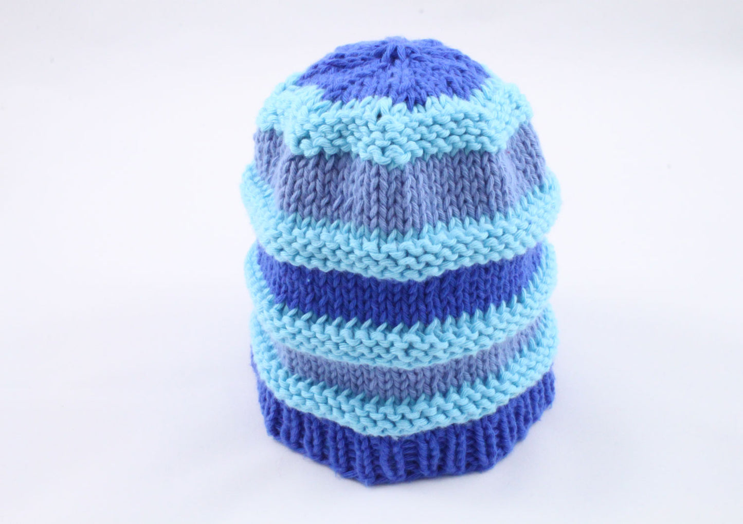 Blau-türkisfarbene Babymütze