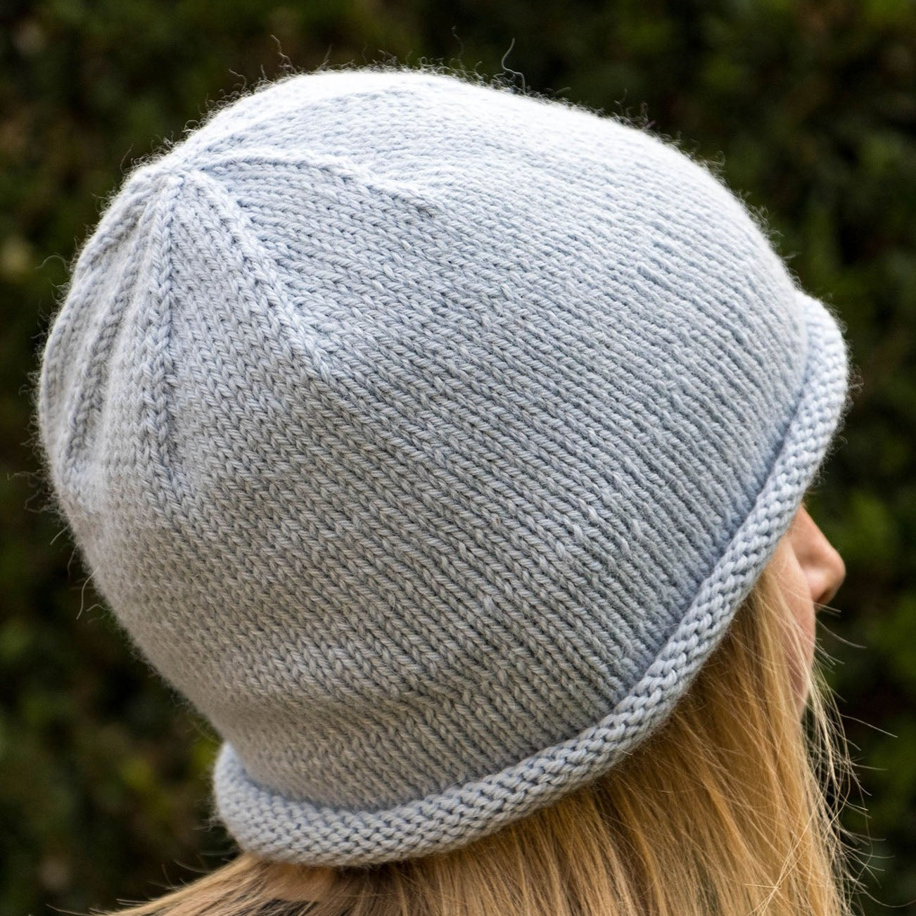 Hellblaue Rollrandmütze