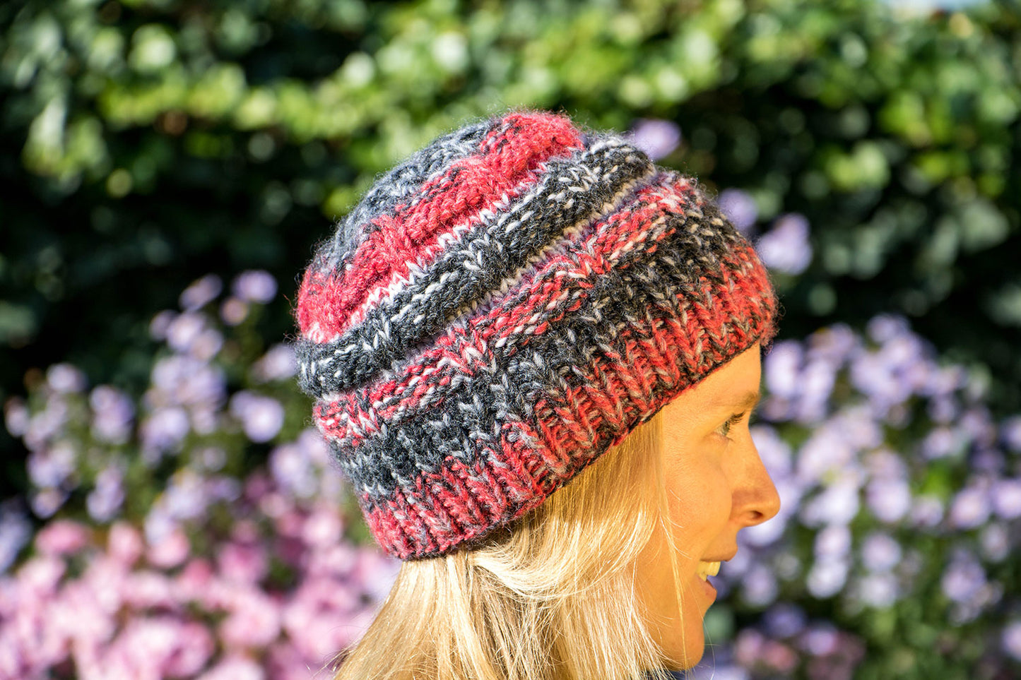 Rot-grau-schwarz-melierte Beanie