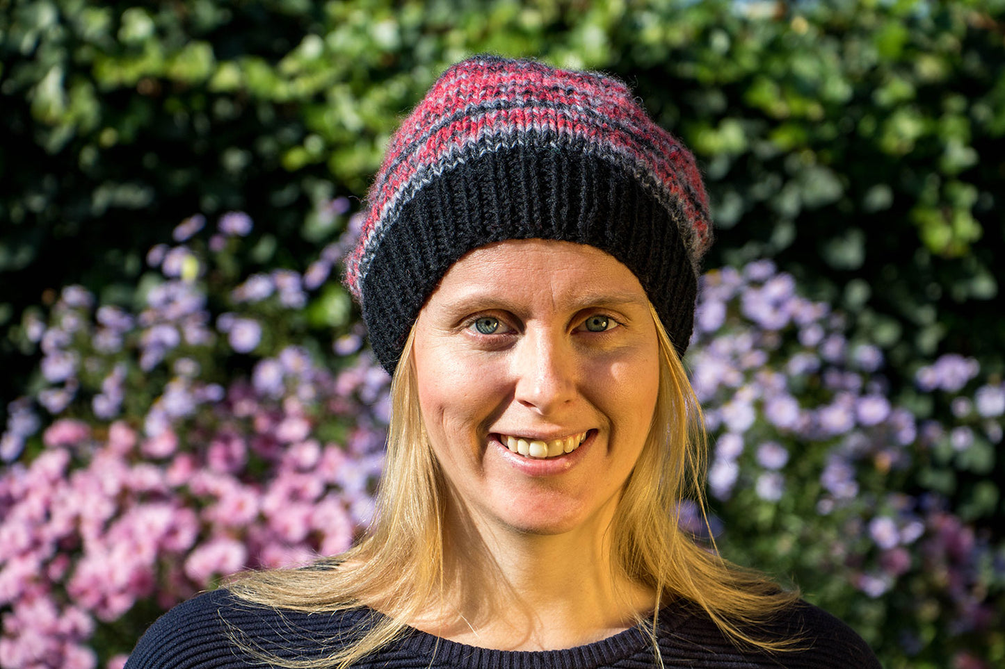 Schwarz-rot-graue Beanie
