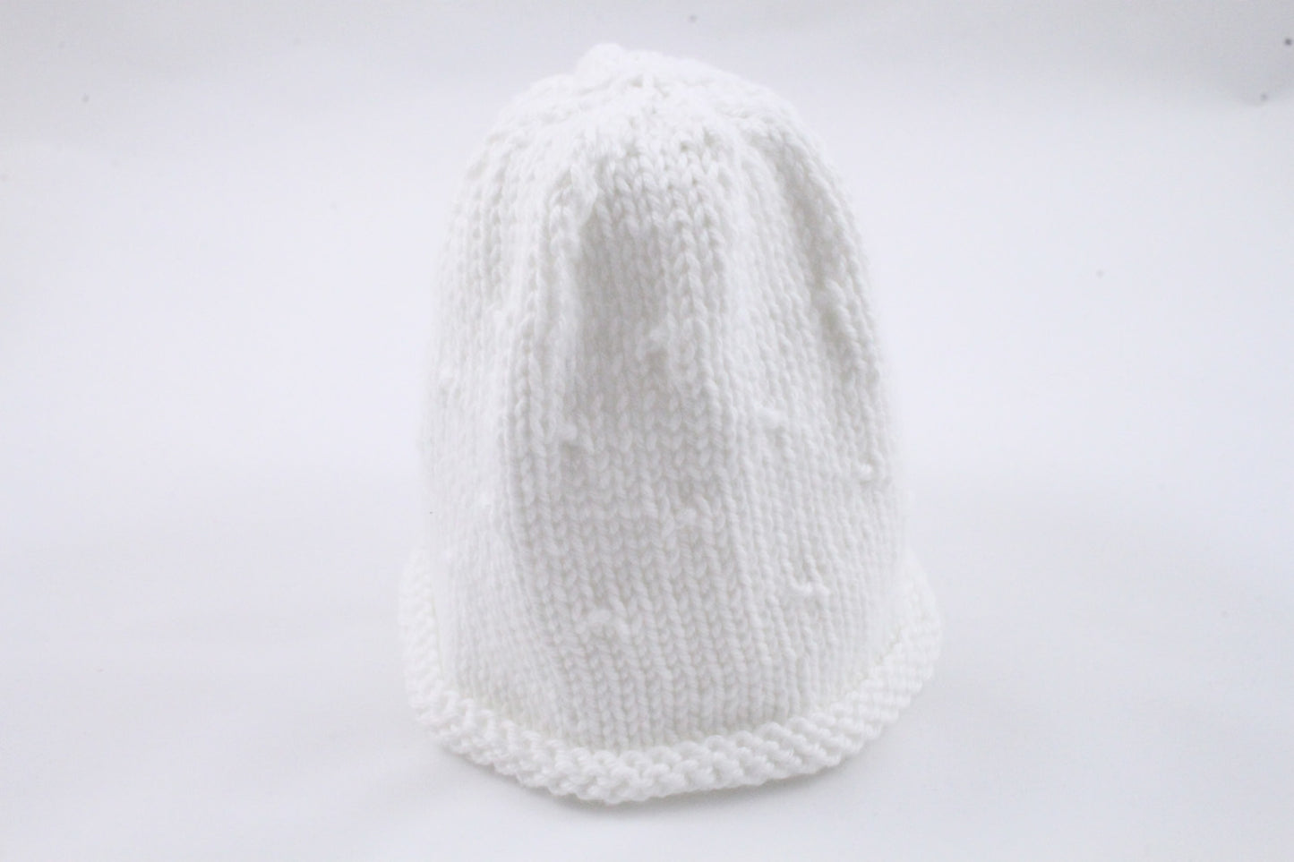 Weiße Babyrollrandmütze