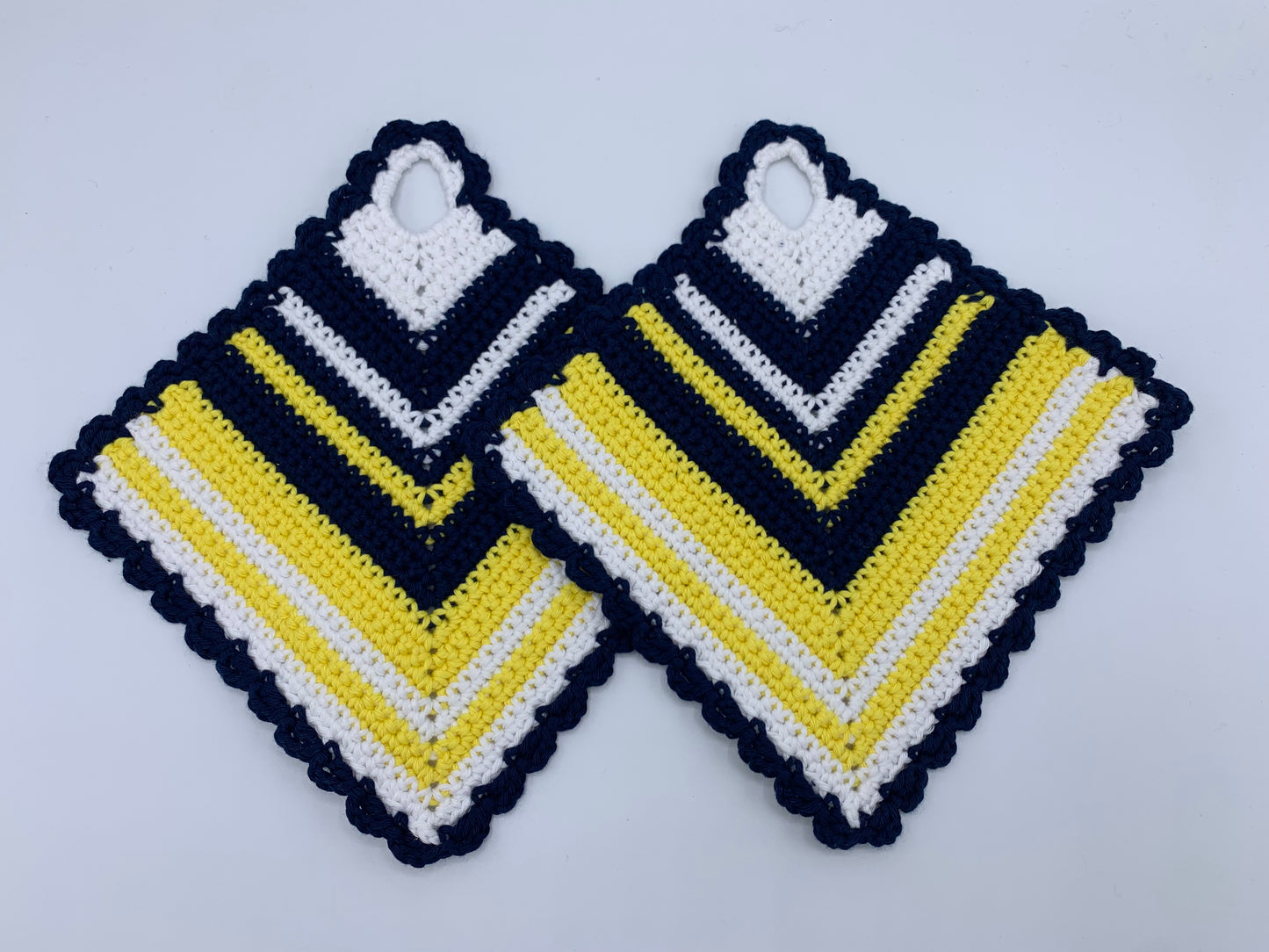 Schwarz-gelbe Topflappen