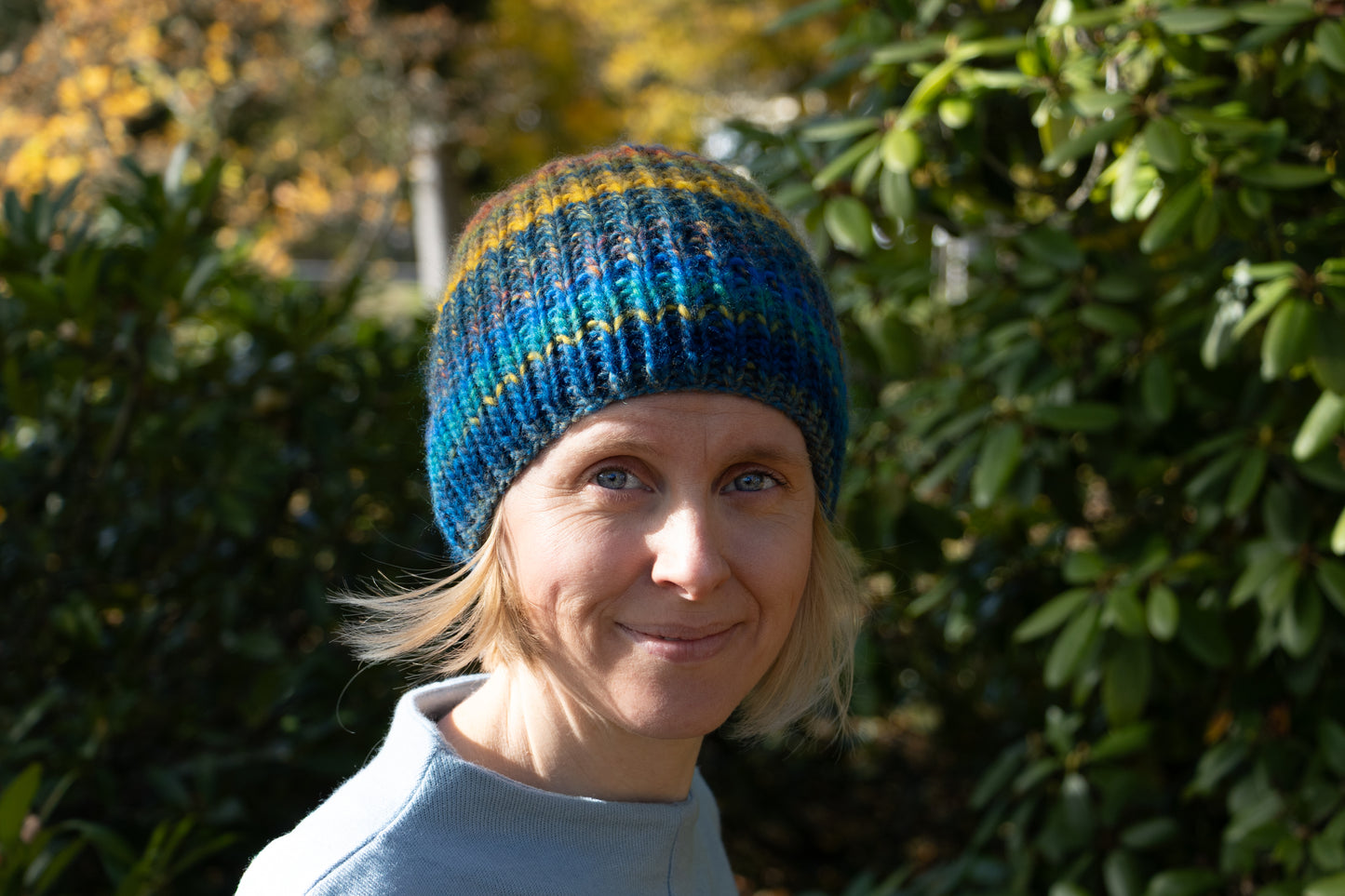 Blau-gelb-bunte Beanie