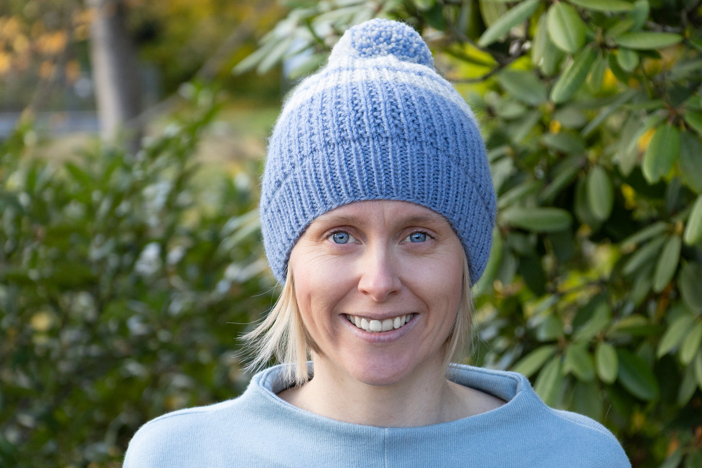 Hellblau-graue Bommelmütze