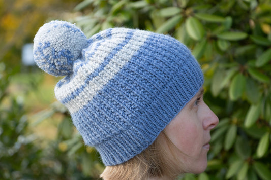 Hellblau-graue Bommelmütze