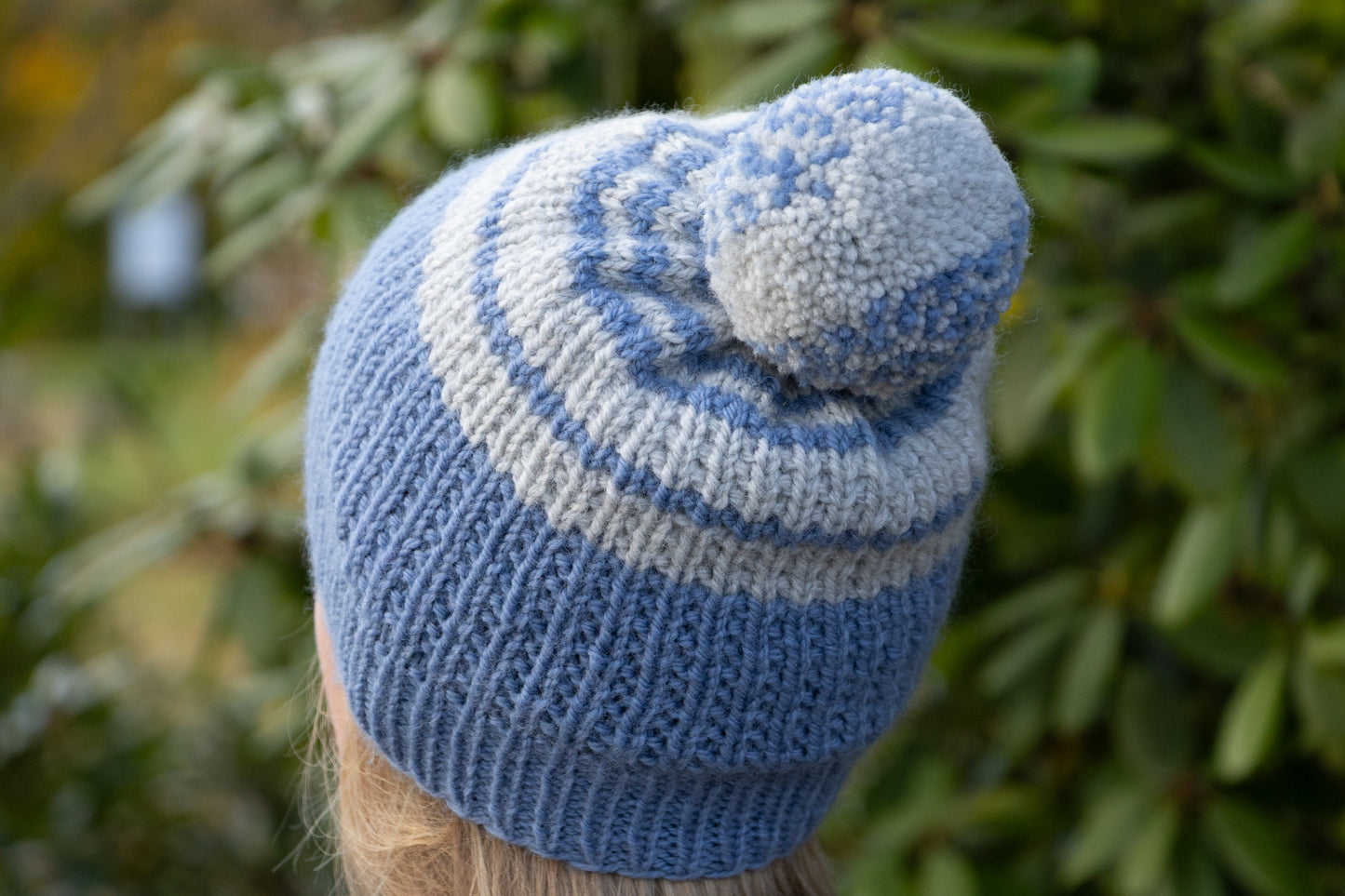 Hellblau-graue Bommelmütze