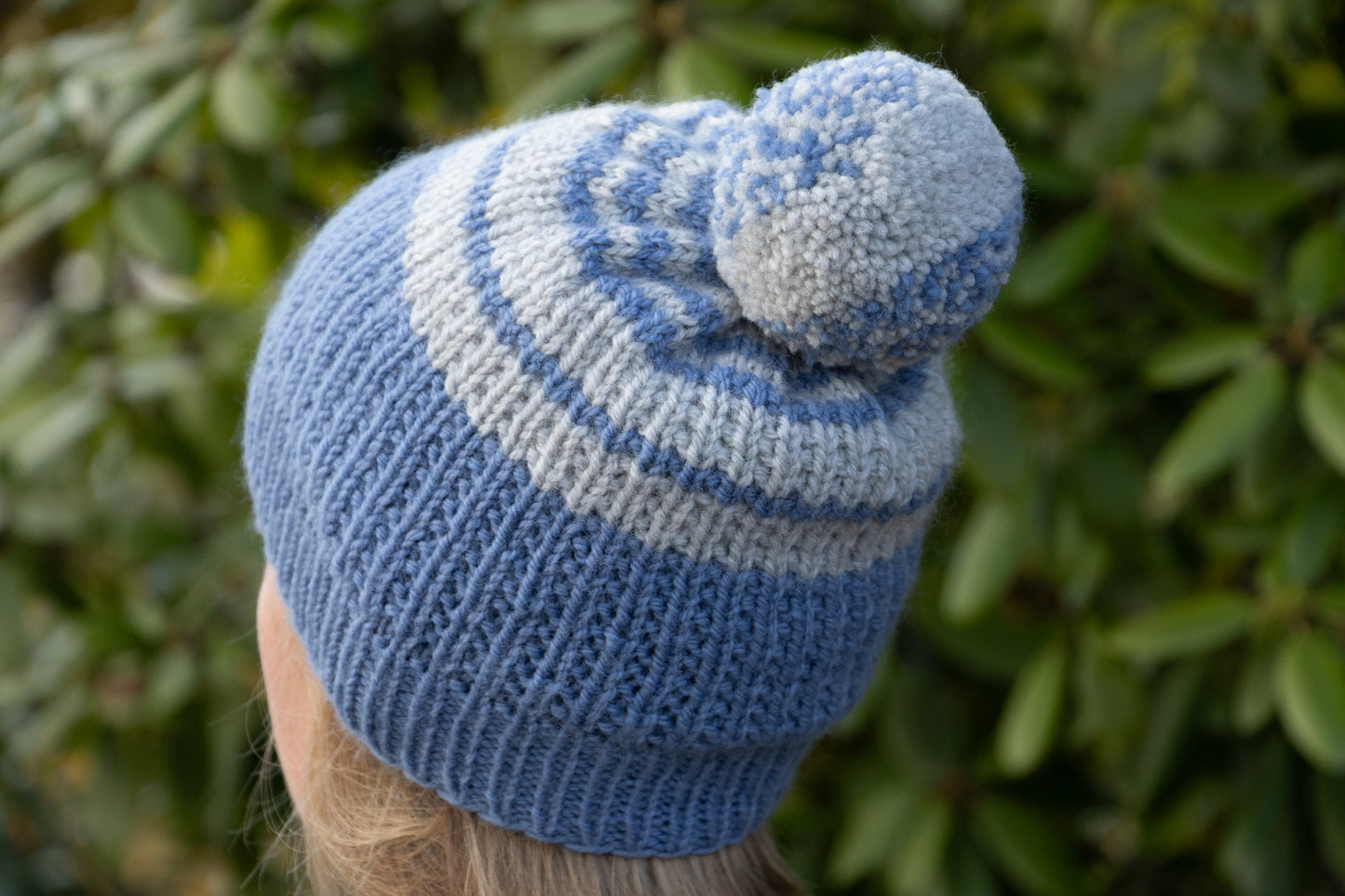 Hellblau-graue Bommelmütze