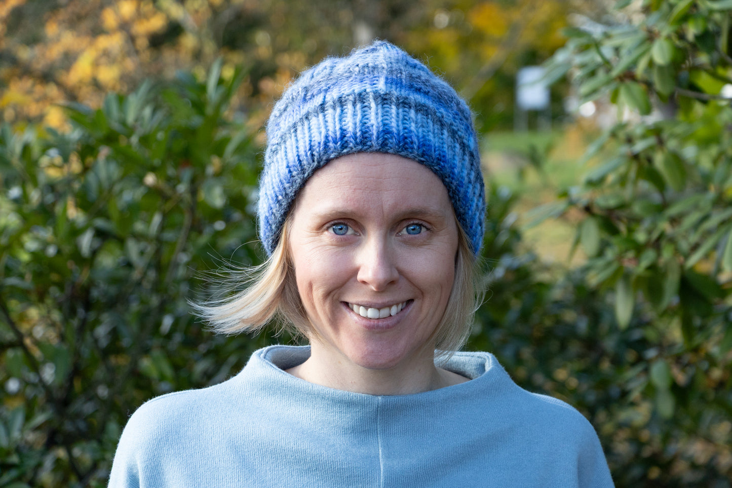 Blau-grau-weißmelierte Beanie