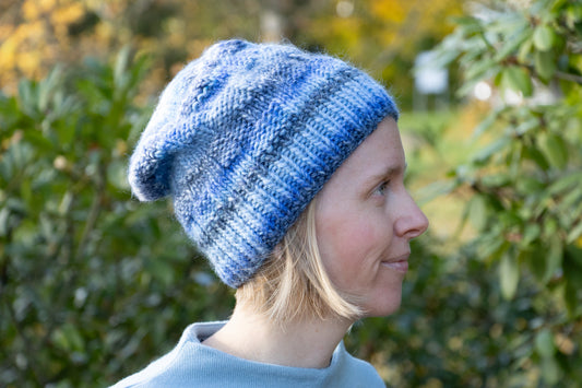 Blau-grau-weißmelierte Beanie