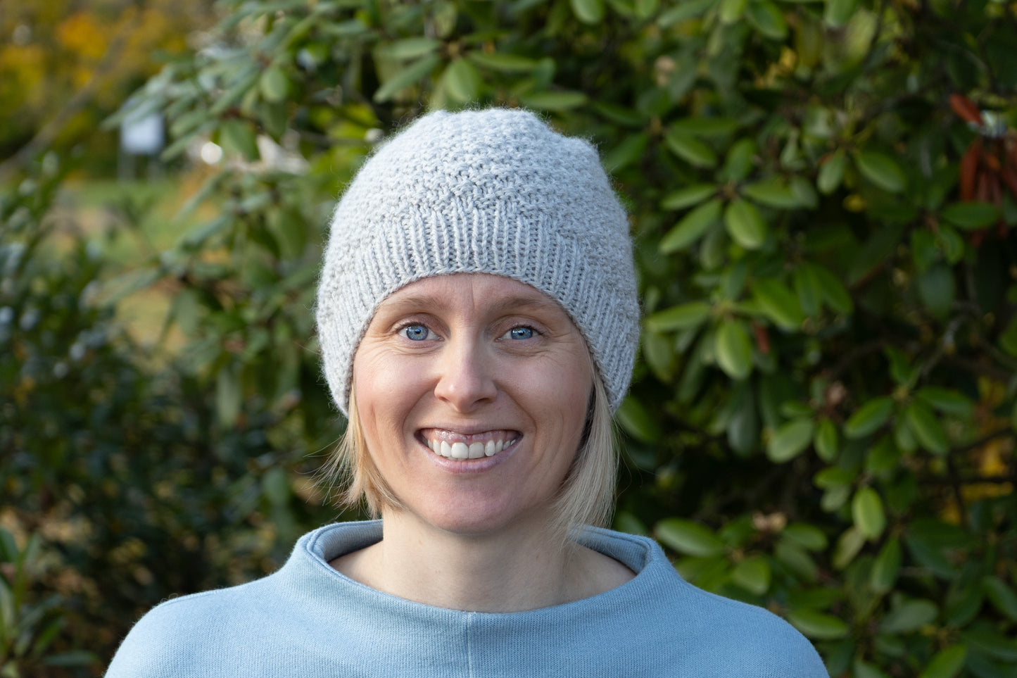 Hellgrau-altrosefarbene Beanie