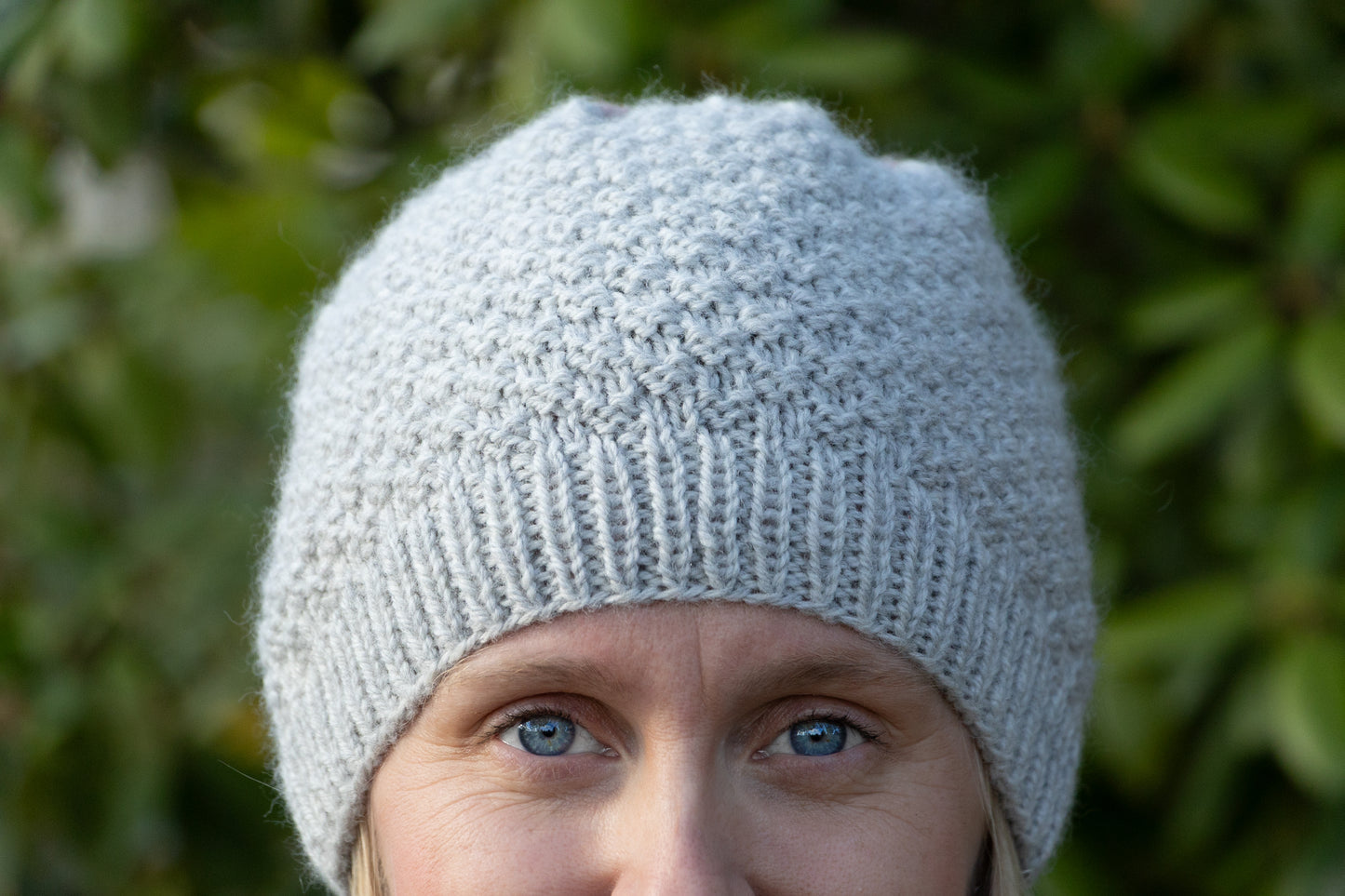 Hellgrau-altrosefarbene Beanie