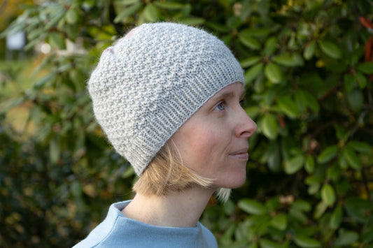 Hellgrau-altrosefarbene Beanie