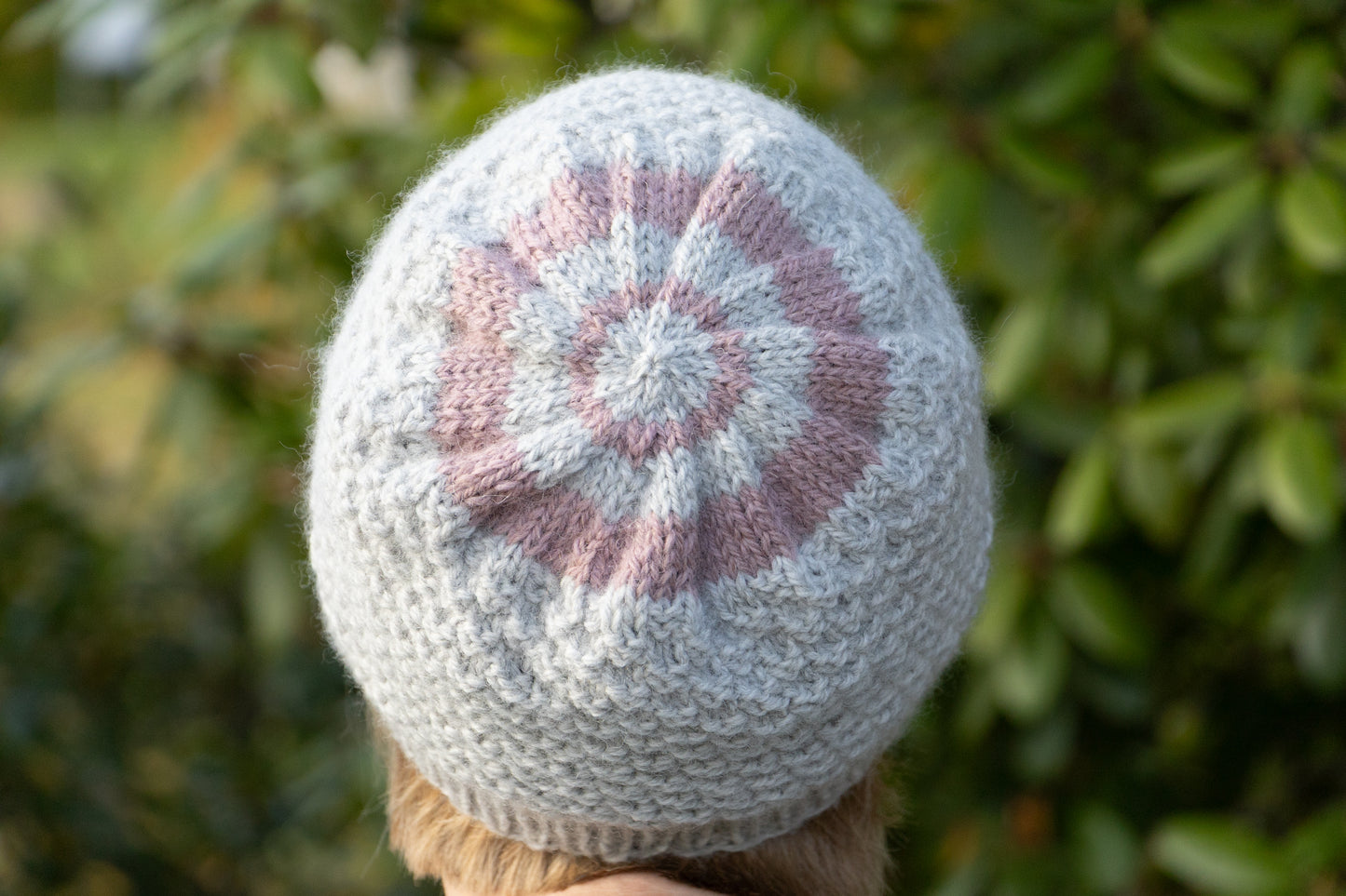 Hellgrau-altrosefarbene Beanie