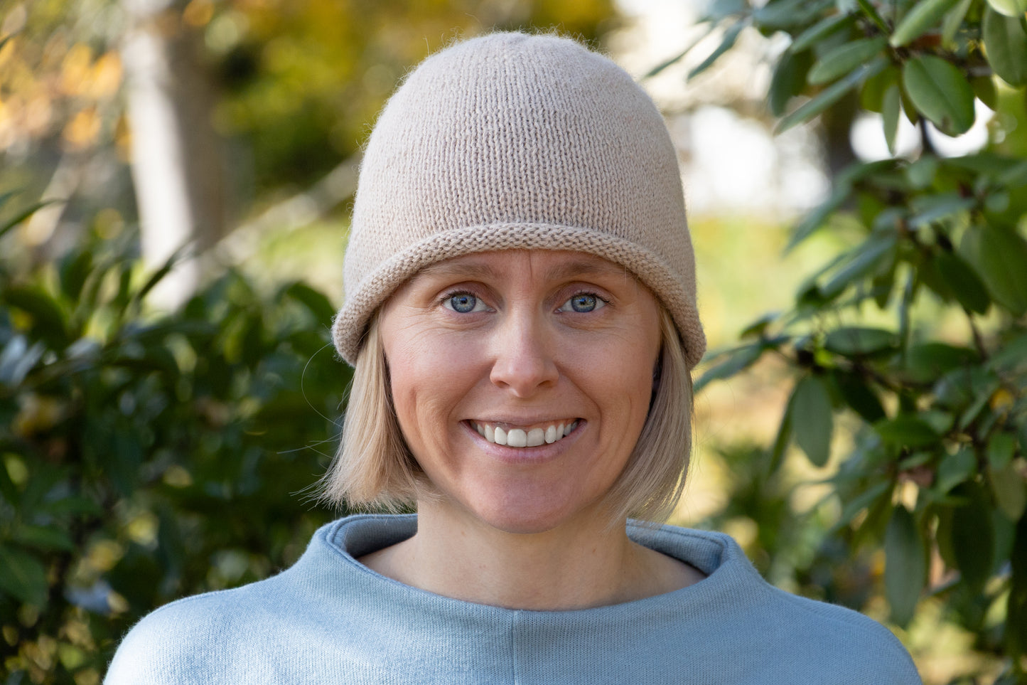 Beigefarbene Rollrandmütze