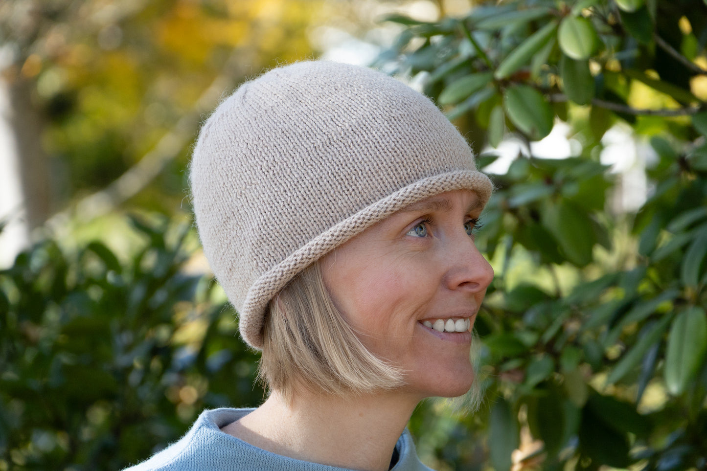 Beigefarbene Rollrandmütze